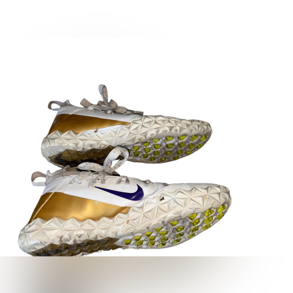 SOLD
NIKE ALPHA HUARACHE 6 ELT TF LAX LE SIZE 9 White, gold & purple shoes - Picture 4 of 15